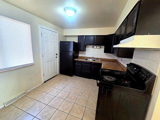 Building Photo - Charming 2-Bedroom, 2-Bath Townhome-Style Unit in Edgewater