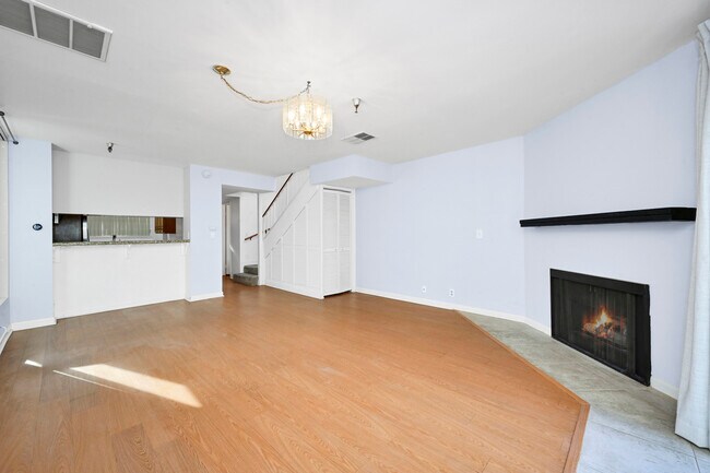 Foto del edificio - 5455 Twin Lakes Dr