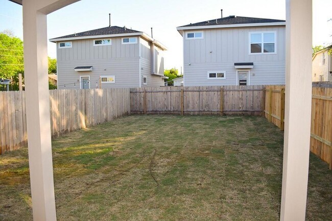 Foto del edificio - 3303 Elija St