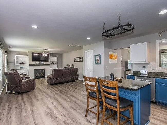 Foto del edificio - 450 Laurel Mist Ln