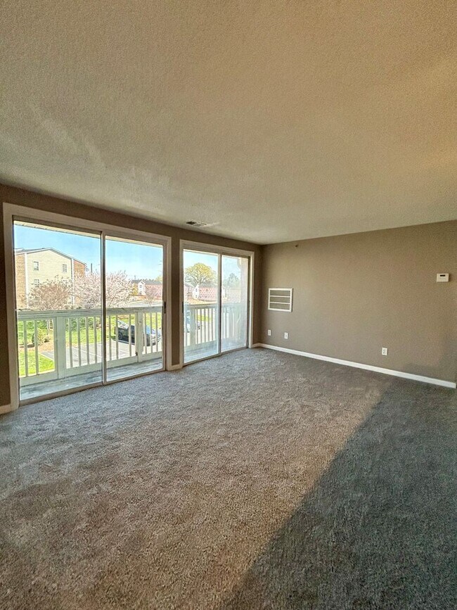 Foto del edificio - University Spacious 3rd floor Condo