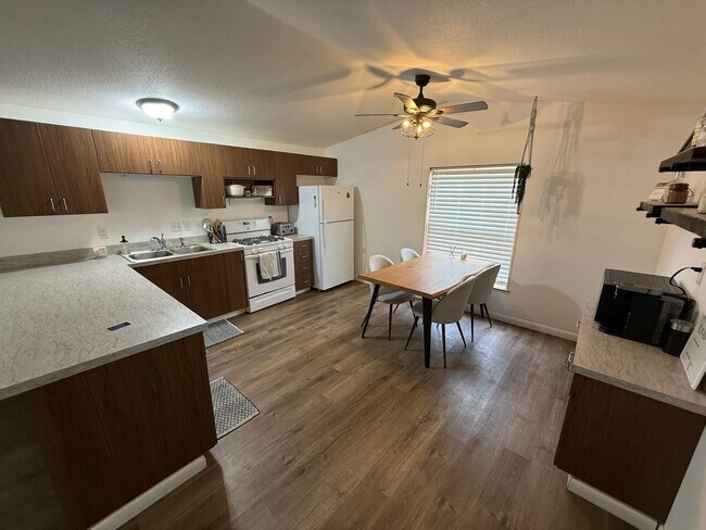 Foto del edificio - 3 Bedroom 1 Bath Fully Updated Home in Cli...