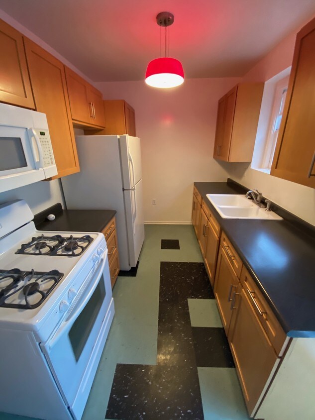 Kitchen - 815 N Detroit St