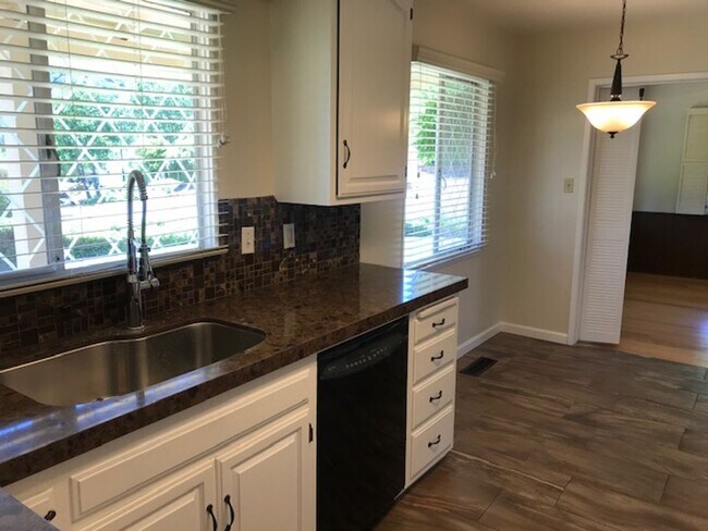 Building Photo - Wonderful single level, 3 bedroom home in ...