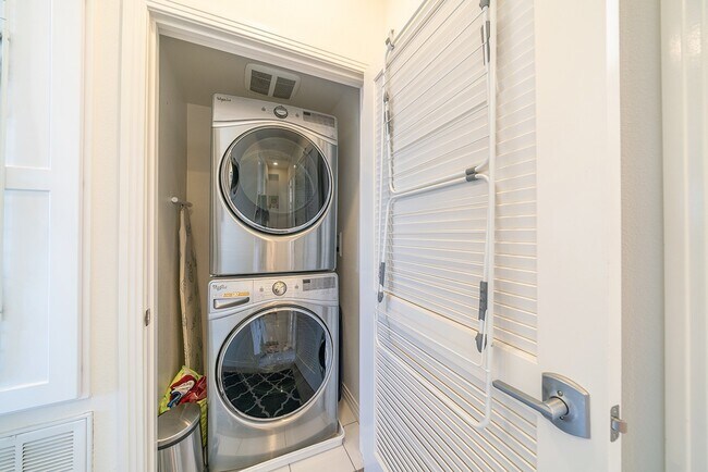 Building Photo - Gorgeous Stand Alone Town Home / Rolling Hills Golf Club is your Back Yard