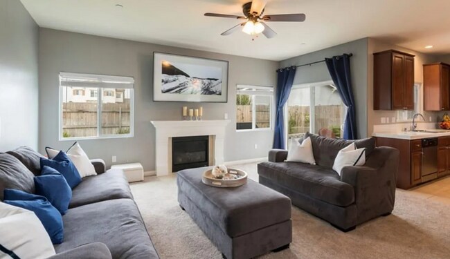 Foto del edificio - Heritage Square Newer Two Story in Gated D...