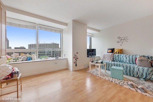 Building Photo - 512 N McClurg Ct