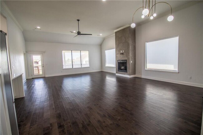 Building Photo - 4200 SW Hollyhock St