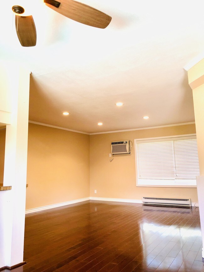 Building Photo - 3907 La Crescenta Ave
