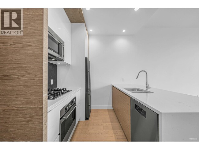 Building Photo - 6733-6733 Cambie St.