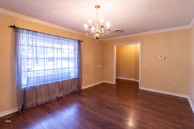 Building Photo - 1535 Primrose Dr