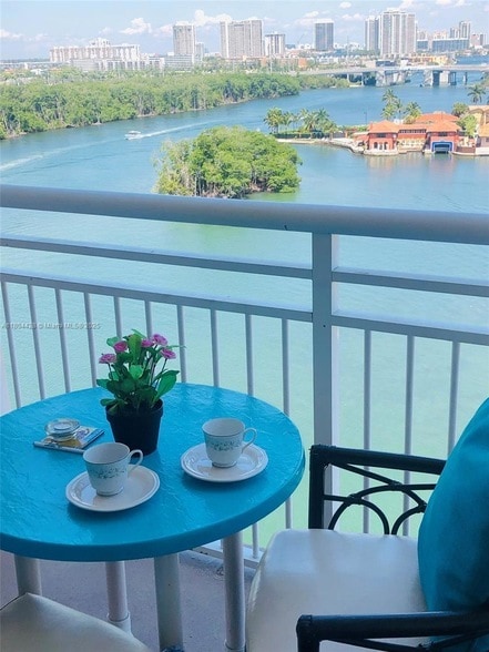 Foto del edificio - 400 Kings Point Dr