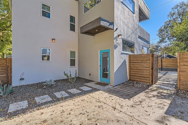Building Photo - 1600 Holly St