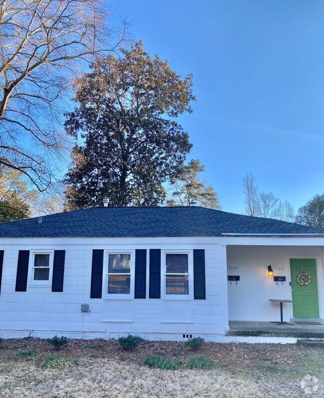 Building Photo - 1100 Lakeview Dr