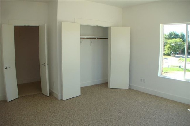 Building Photo - 107 N Merrill Ave