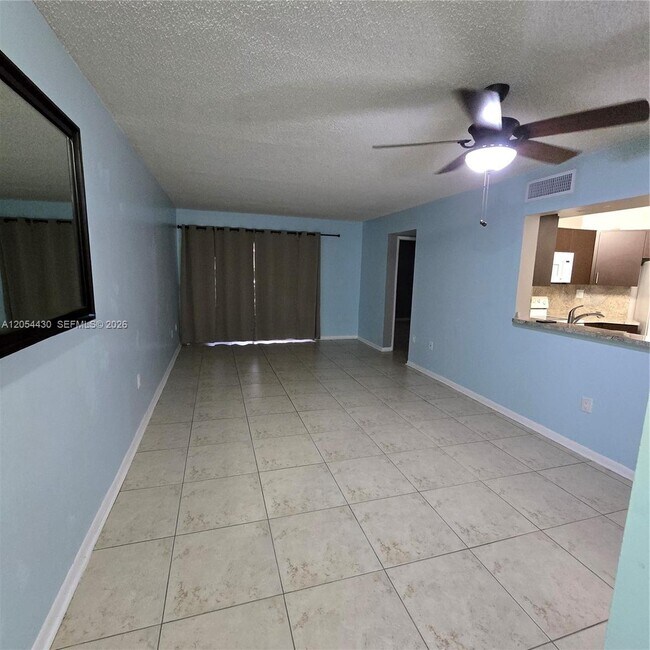 Building Photo - 9731 Fontainebleau Blvd