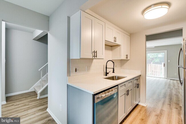 Building Photo - 204 Sanderson Dr
