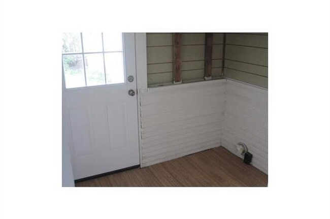Landry Room - 701 W 9th St