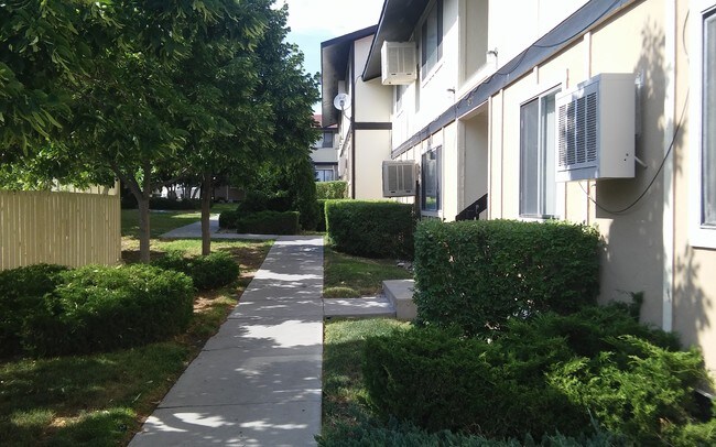 Foto del edificio - Pueblo Village Apartments