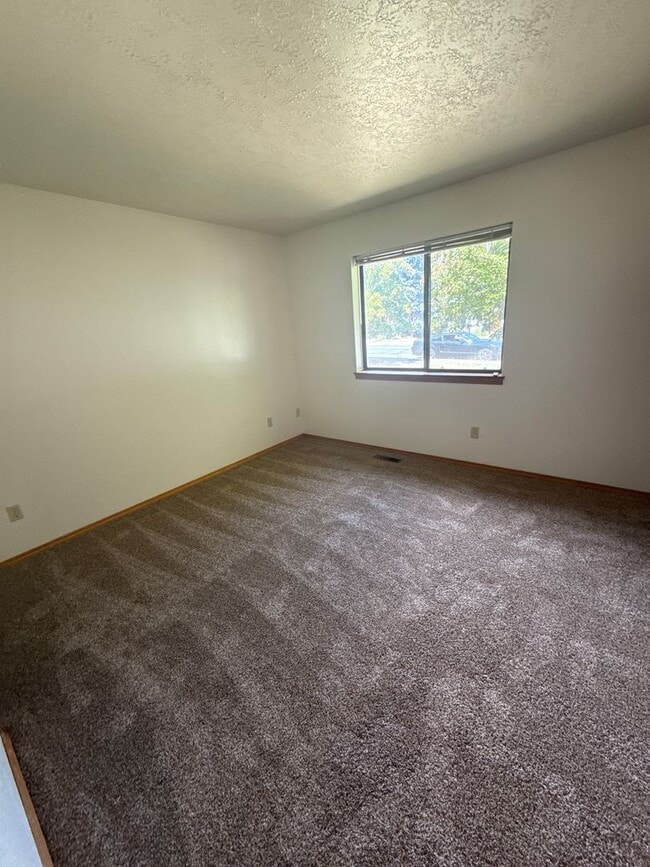 Building Photo - NE 3 BDRM, 2 Bath House, NEW Carpet & Pain...