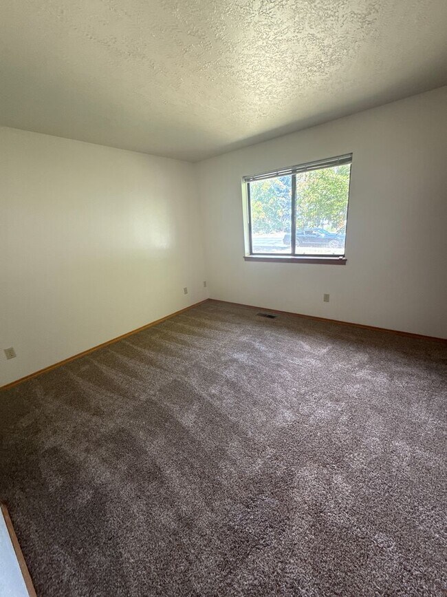 Foto del edificio - NE 3 BDRM, 2 Bath House, NEW Carpet & Pain...