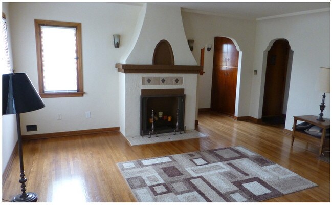 living room - 1028 W 18th St