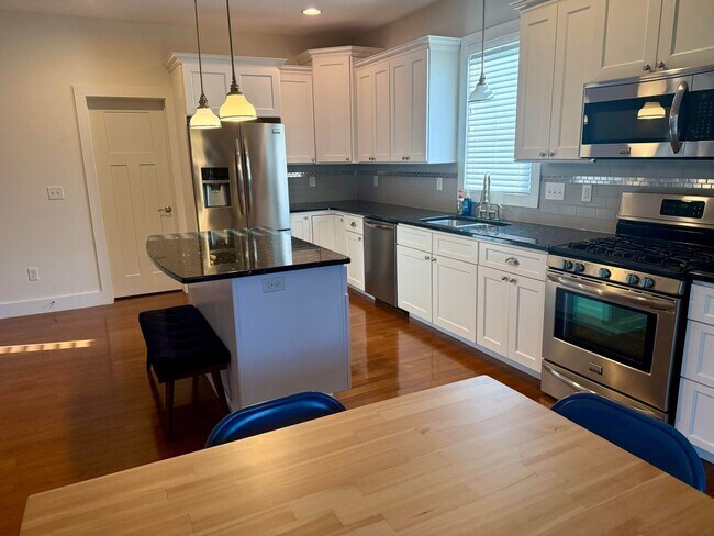 Foto del edificio - Impeccably maintained, custom-built home located in the sought-after Bay Breeze Estates community.