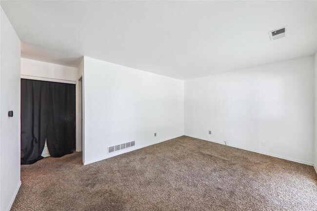 Foto del edificio - 353 W H St