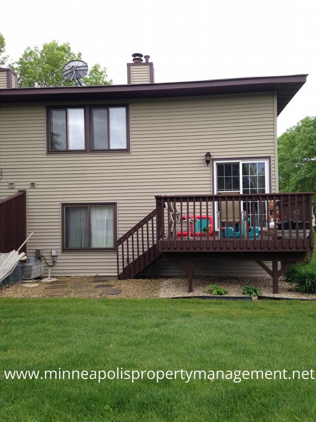 Primary Photo - 8839 N Maplebrook Ct