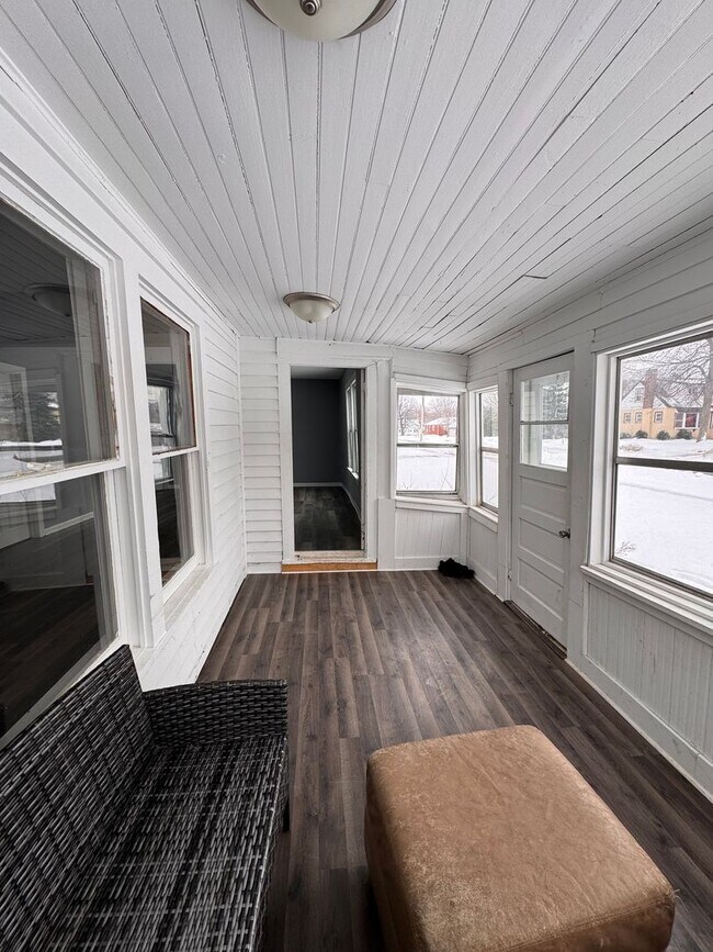 Foto del edificio - AVAILABLE NOW! Large 3 Bedroom, 2 Bathroom, with Extra Rooms and Two Car Garage in Anoka