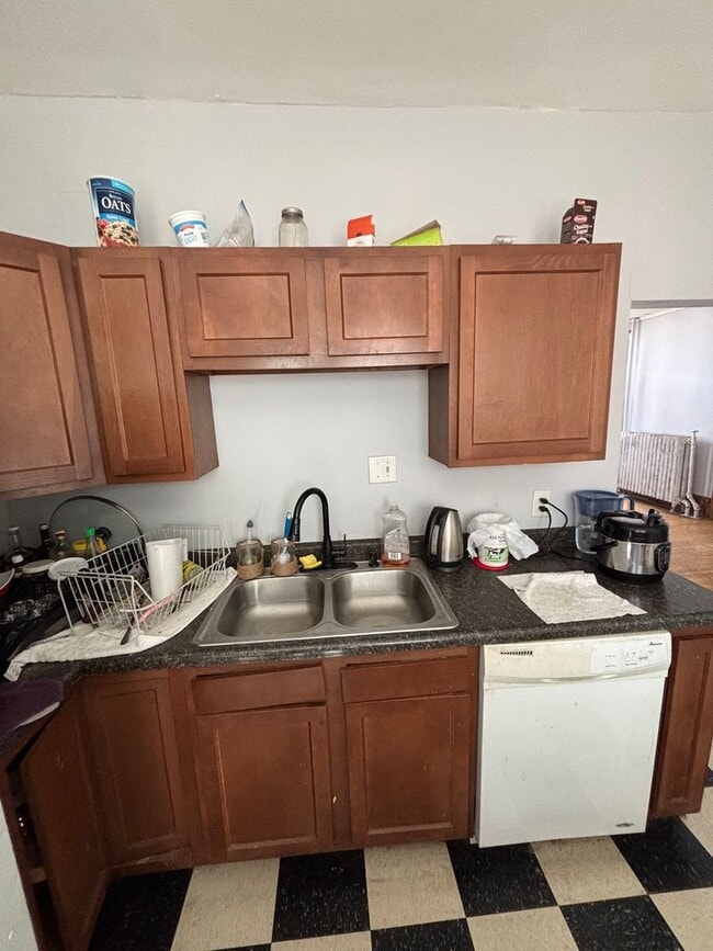 Building Photo - Spacious 4BR 1.5B HOUSE- Available June 1st!