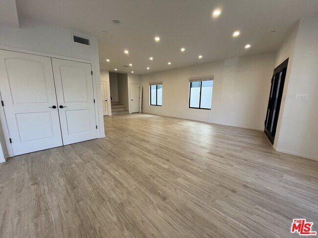 Building Photo - 913 Hilldale Ave