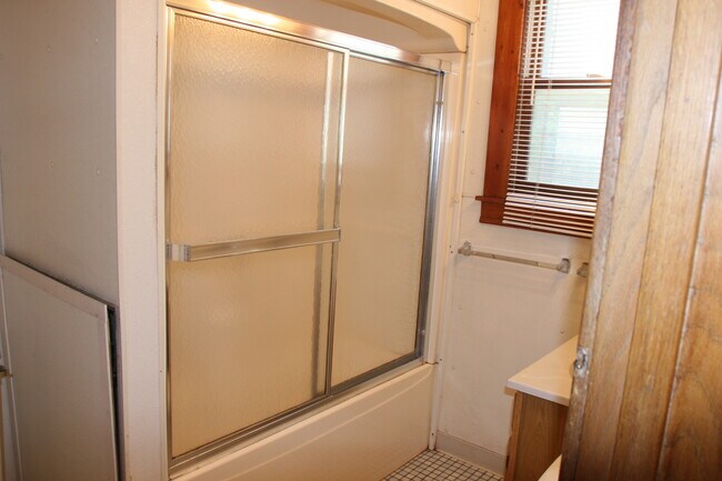 Tub and shower - 1014 17th Ave SE