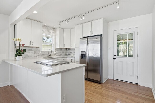 Foto del edificio - Charming 1BR Duplex in Raleigh