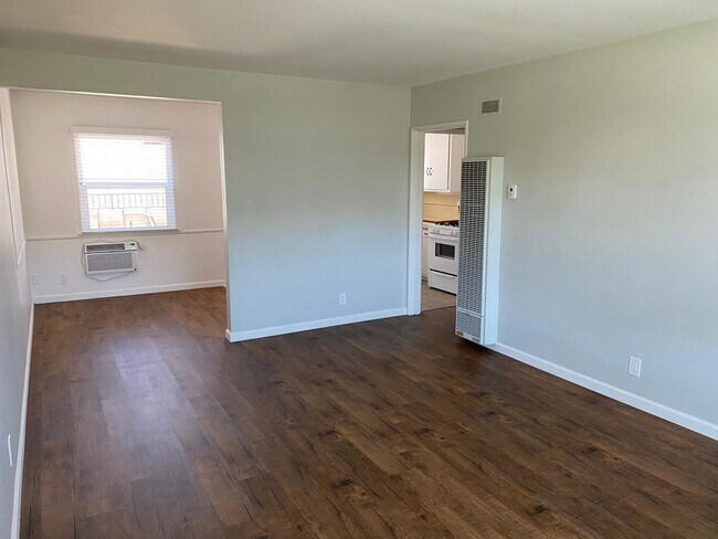 Foto del edificio - 4439 Lakeside Dr