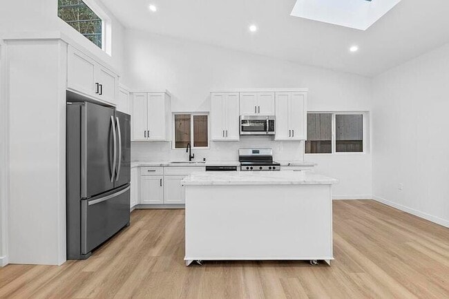 Foto del edificio - 739 N Formosa Ave