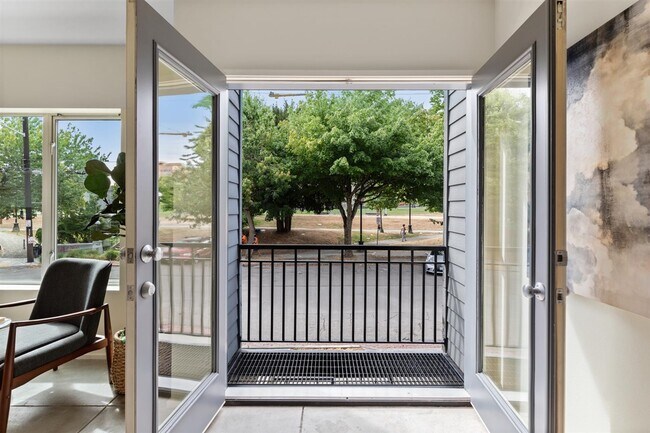 Balcón Juliette con vistas al parque. - 1800 11th Ave