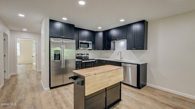 Foto del edificio - 246 Woods Hollow Rd