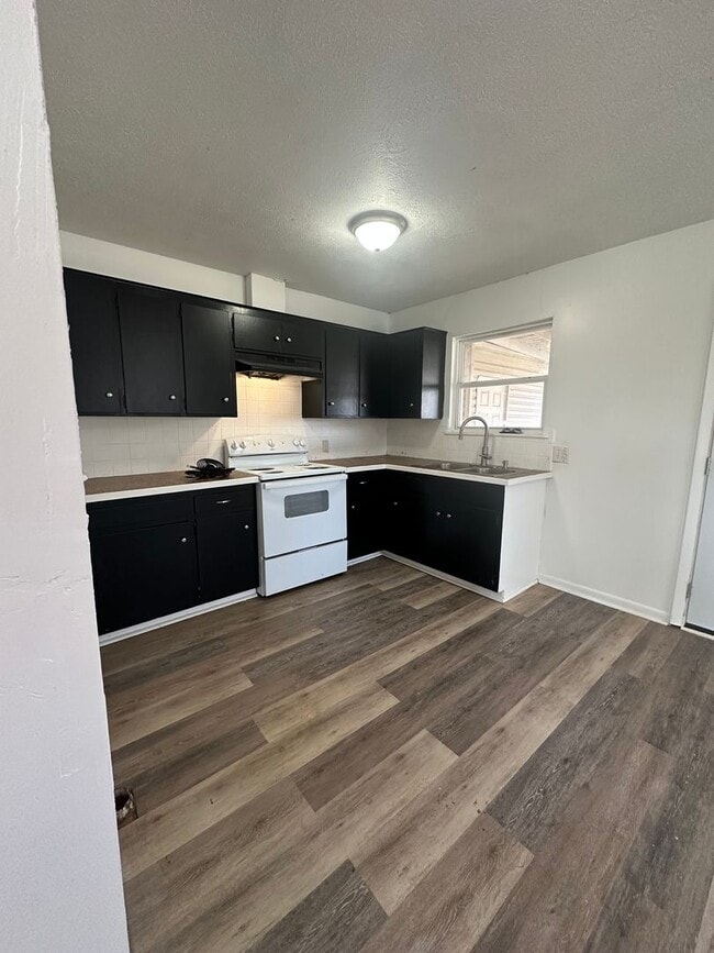 Building Photo - 3 Bedroom 1 Bath home with a Fenced back Yard!