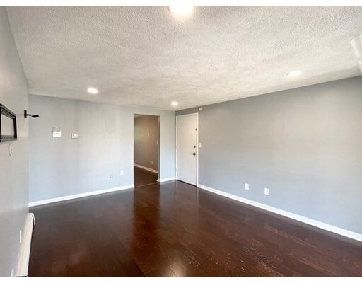 Building Photo - 4 Woodcrest Ct