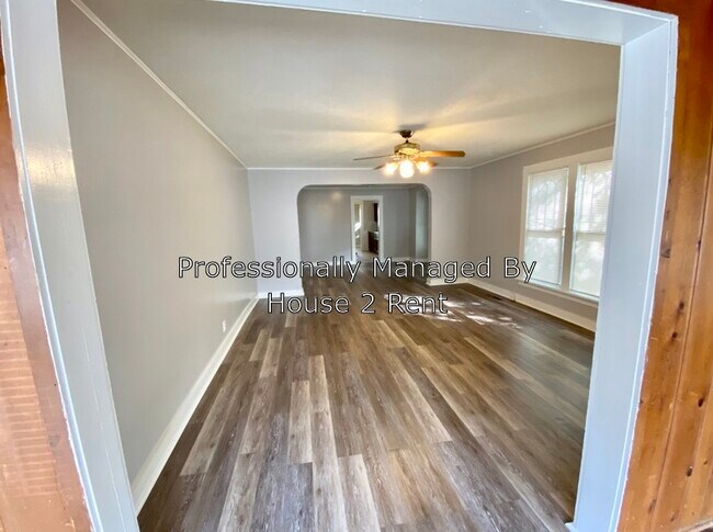 Building Photo - 603 E Poplar St