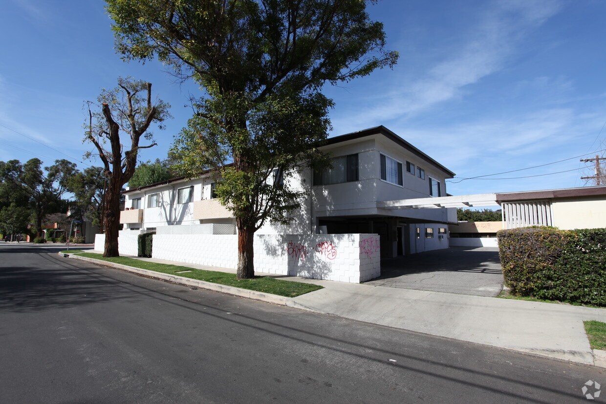 Foto del edificio - 5302 Comercio Ln