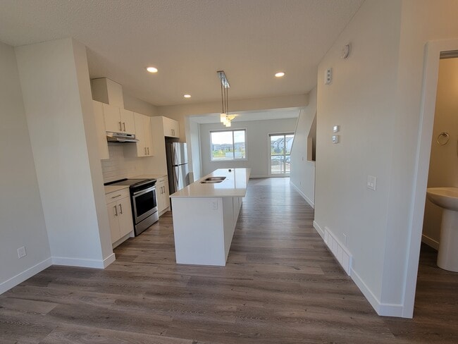 Building Photo - Beautiful 3 bedroom, 2.5 bathroom townhous...