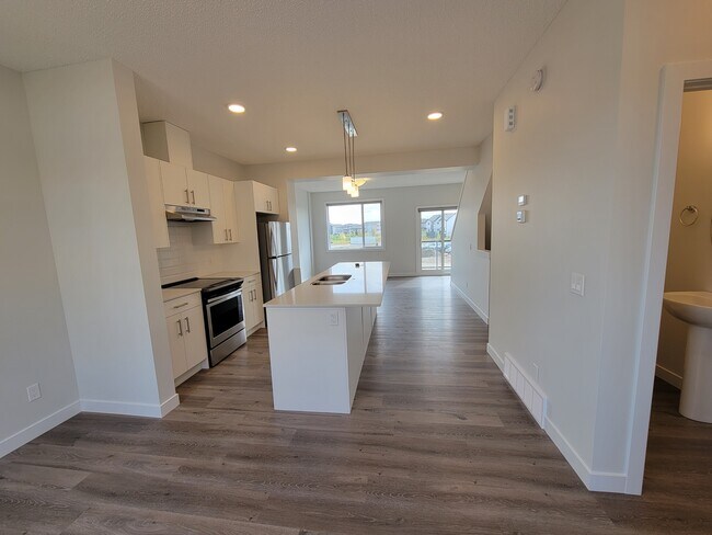 Photo du bâtiment - Beautiful 3 bedroom, 2.5 bathroom townhouses for rent in Maple, SE Edmonton!