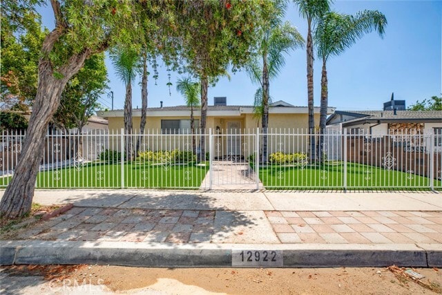 Foto principal - 12922 Strathern St