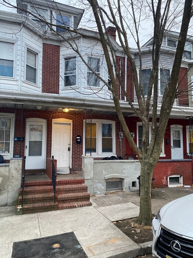 Primary Photo - 742 Indiana Avenue