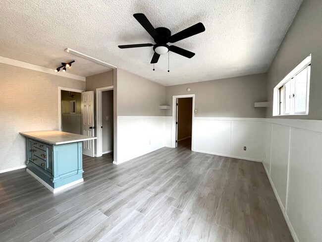 Building Photo - Beautifully renovated 3 bedroom unit in La...