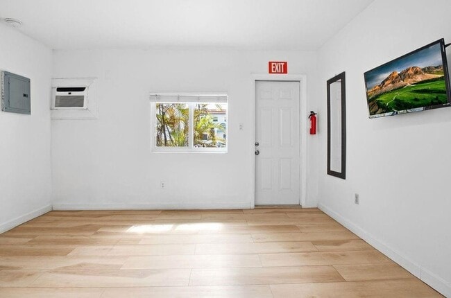 Building Photo - 343 Van Buren St