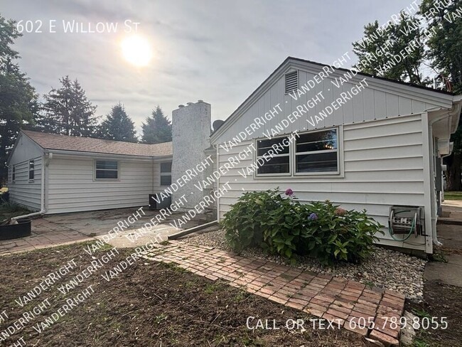 Building Photo - 602 E Willow St