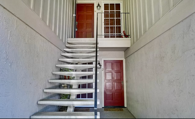 Building Photo - Upstairs 2 Bed 2 Bath Condo Minutes from D...